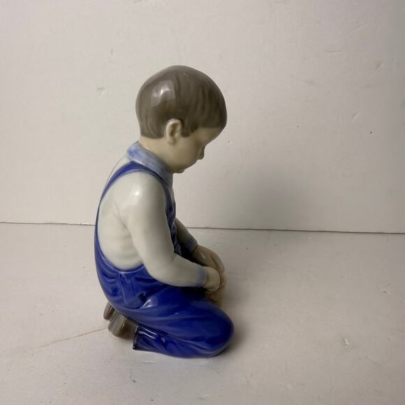 Boy with Bucket Building A Castle, Bing & Grondahl Figurine No. 2127 - Picture 3 of 6